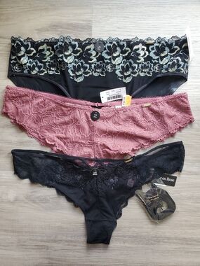 La Vie En Rose Lace & Mesh Panties - With Sexy Garters - Set Of 3 - Large